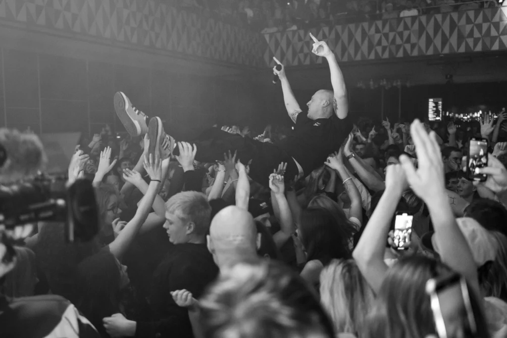 Pede B crowdsurfer i Store Vega